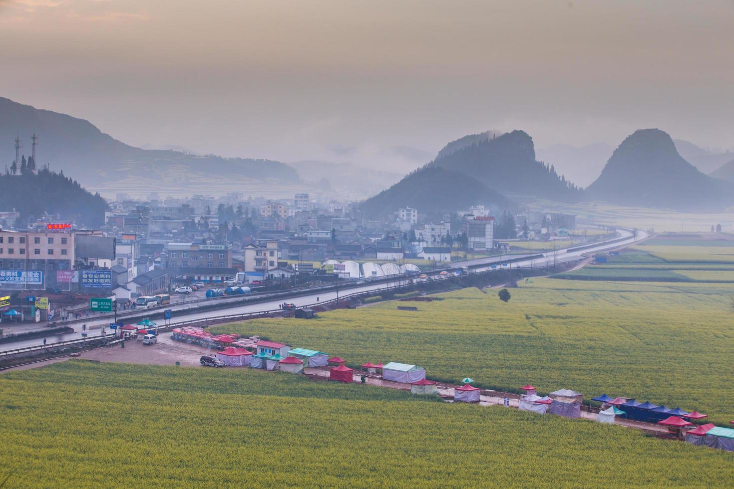 campo di fiori di colza giallo con la nebbia a luoping, cina foto