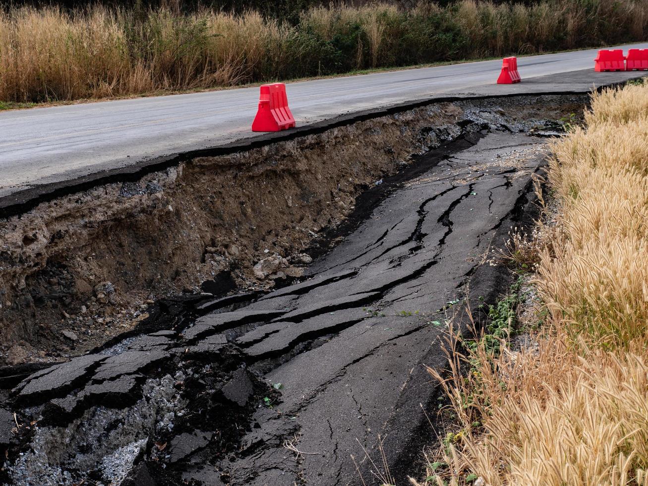 superficie incrinata di una strada asfaltata foto