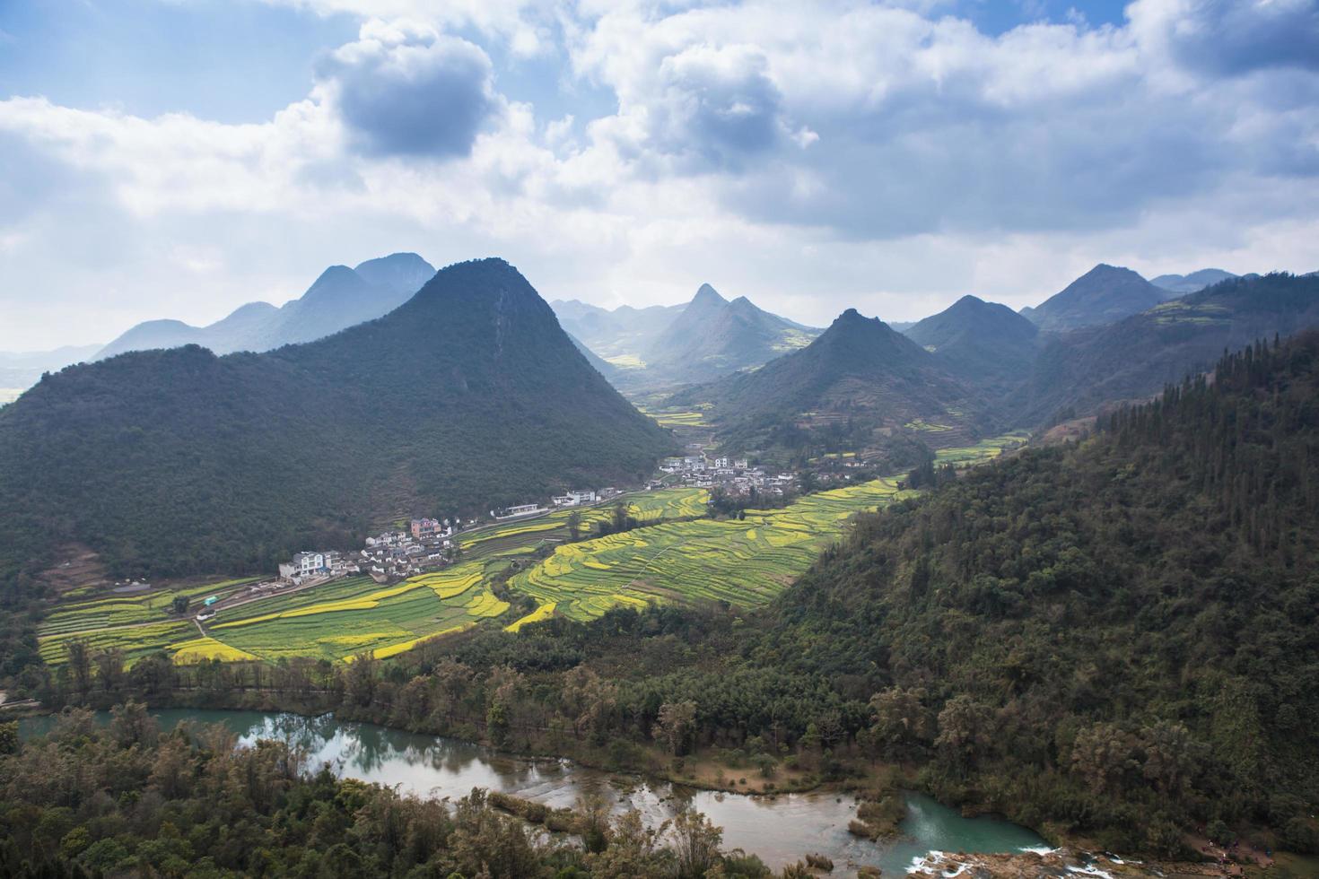 paesaggio fresco primaverile di campi colorati, cielo all'alba e splendida valle delle colline foto