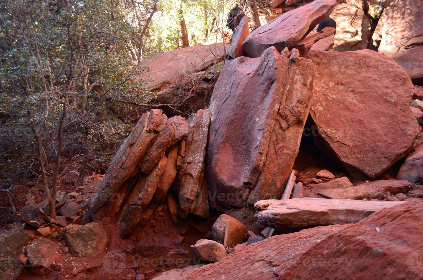 pila di lastre di roccia rossa a sedona foto