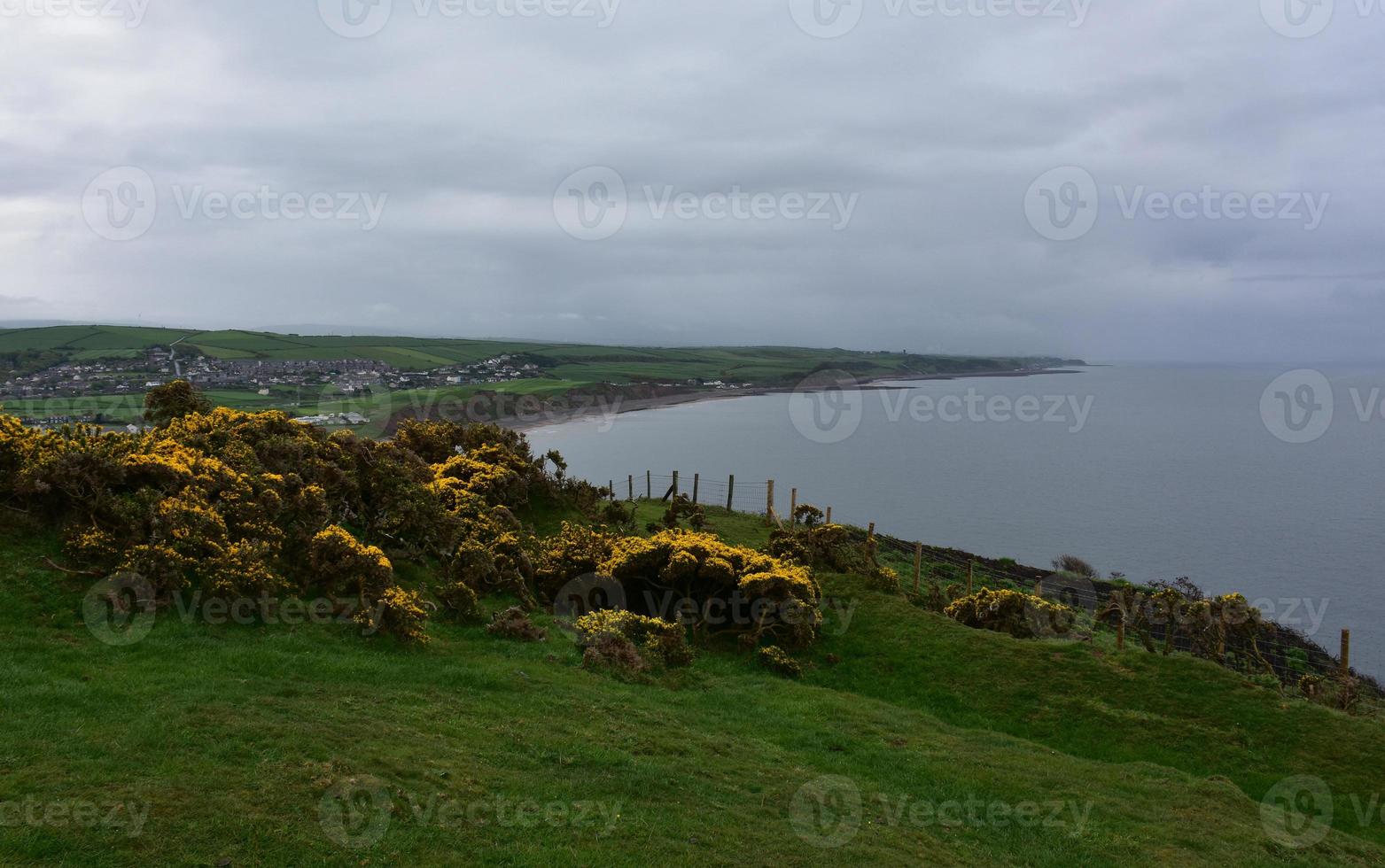 uno sguardo indietro a St Bees in Inghilterra all'inizio del coast to coast foto