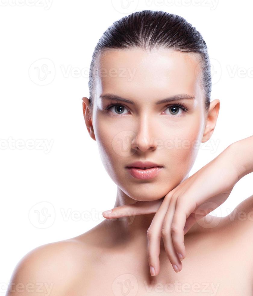 bel viso di giovane donna adulta con pelle pulita fresca foto