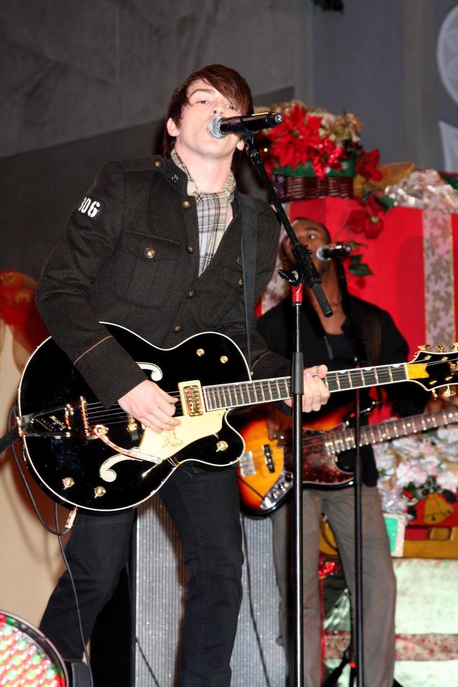 los angeles, 20 novembre - drake bell al concerto di illuminazione dell'albero di hollywood e highland 2010 a hollywood and highland center cour il 20 novembre 2010 a los angeles, ca foto