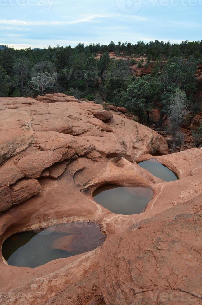 pozze d'acqua a più livelli in roccia rossa foto