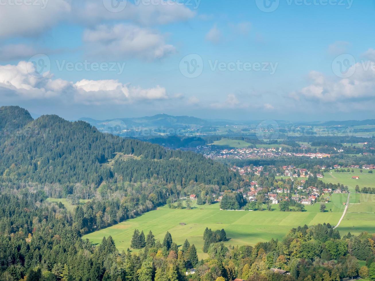 castello di hohenschwangau con il lago alpsee foto