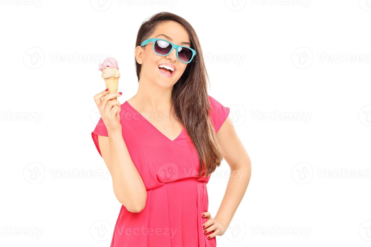 giovane donna fresca che tiene un gelato foto