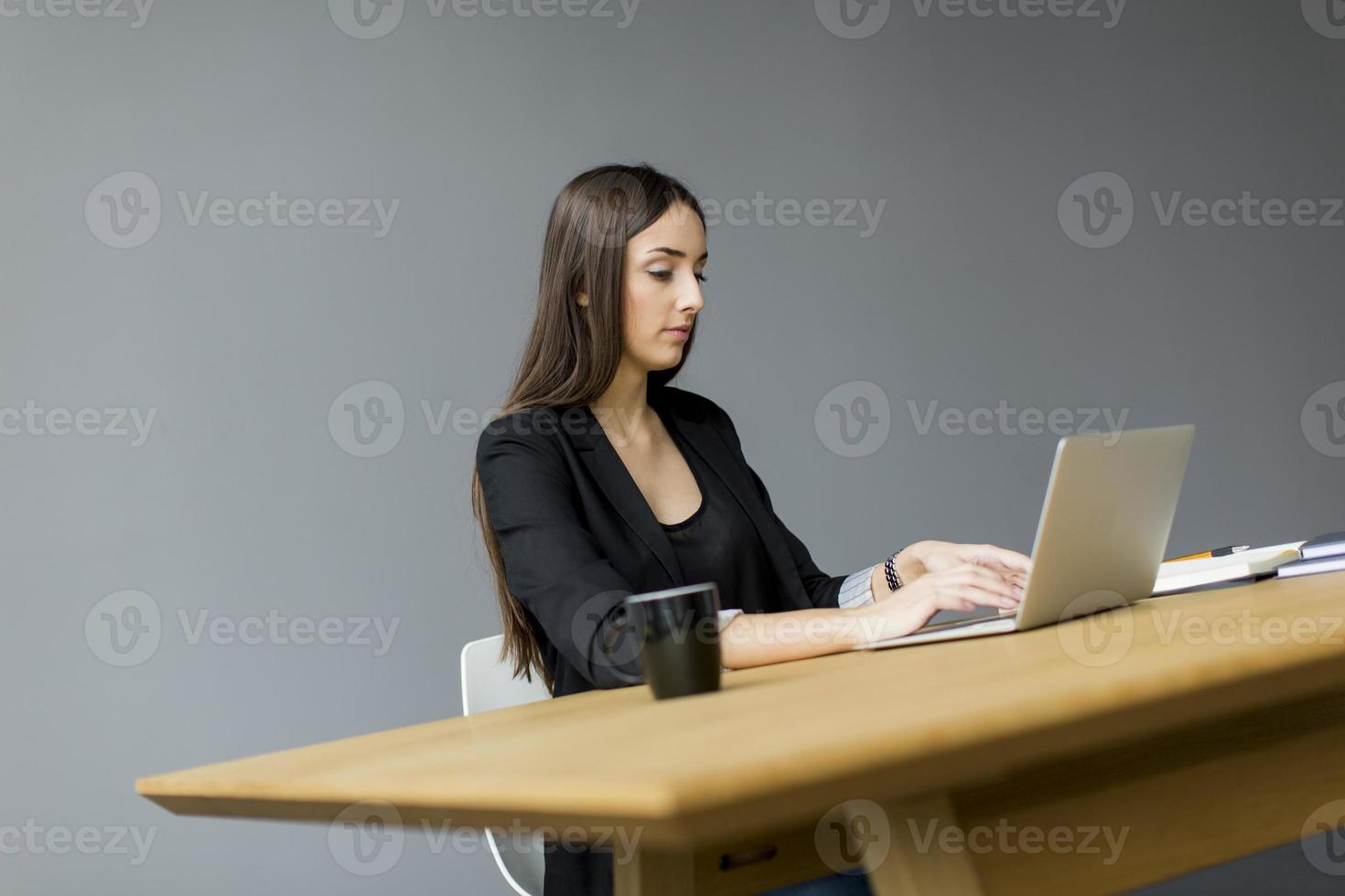 giovane donna in ufficio foto