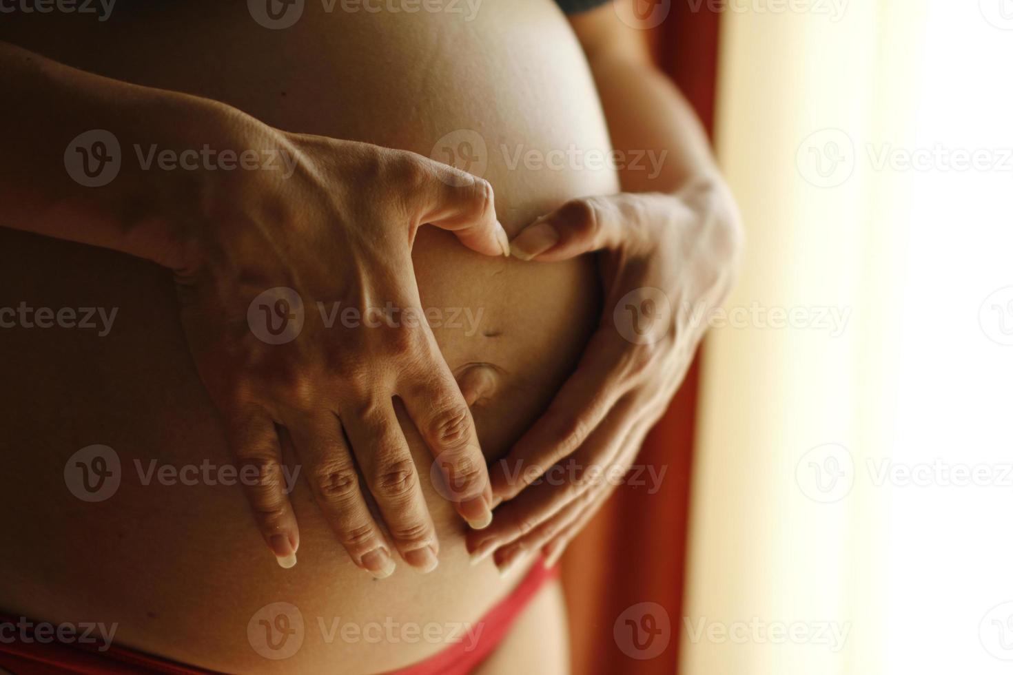 pancia della donna incinta foto