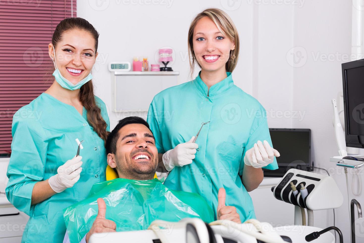 paziente felice presso la clinica dentale foto