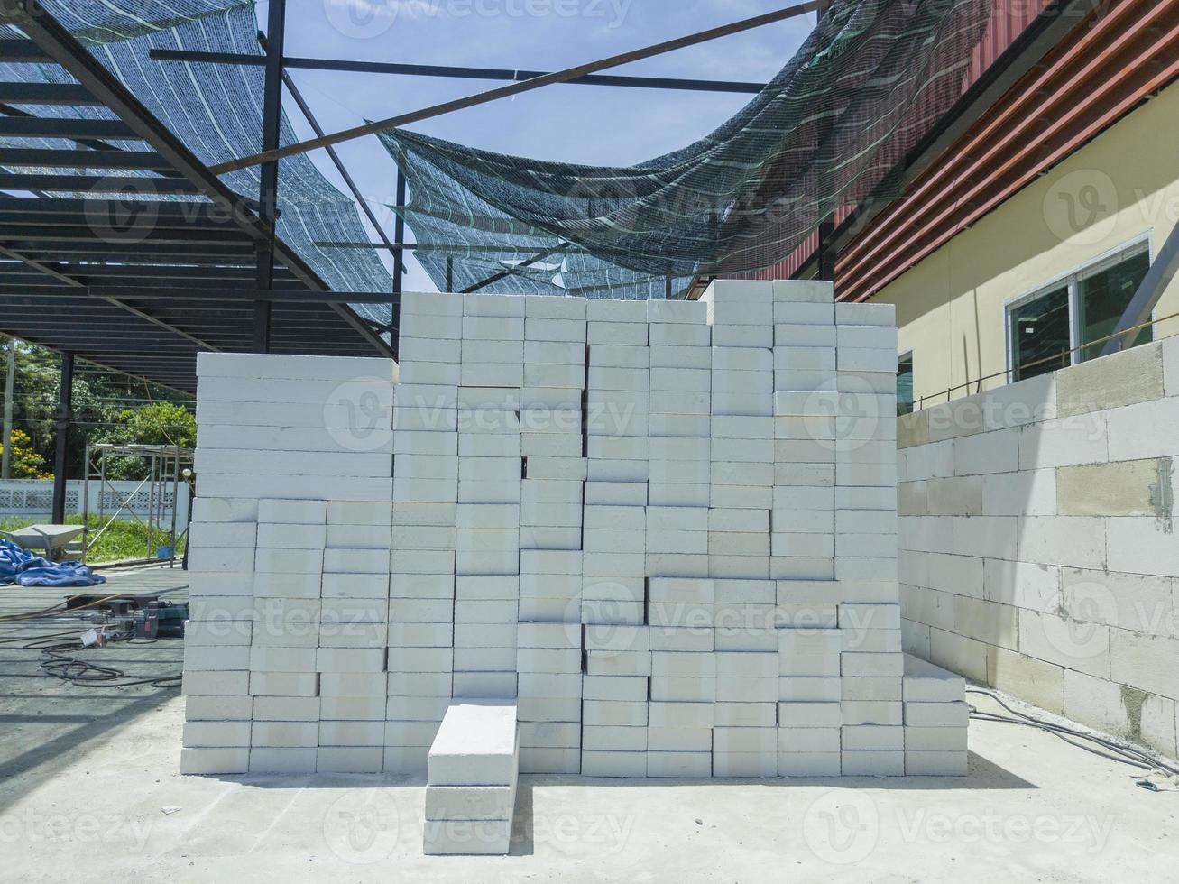mucchio di materiale in mattoni bianchi per lavori di costruzione edificio e casa foto