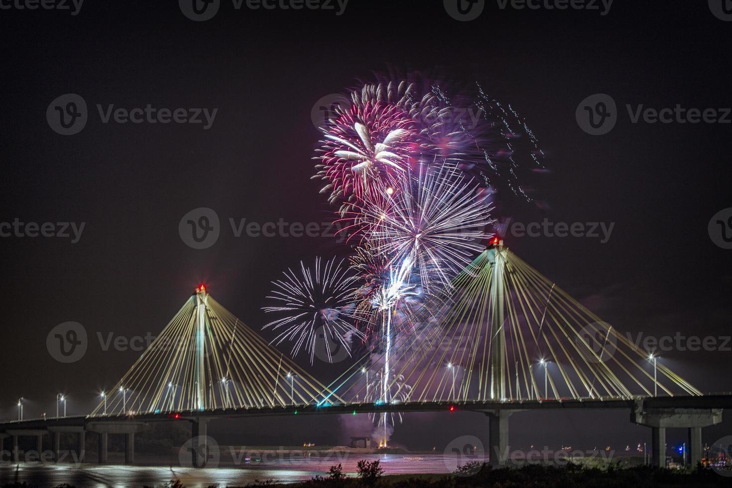 4 luglio fuochi d'artificio per la celebrazione dell'indipendenza degli Stati Uniti sulla sommità del ponte di Clark al confine tra Missouri e Illinois, Stati Uniti foto