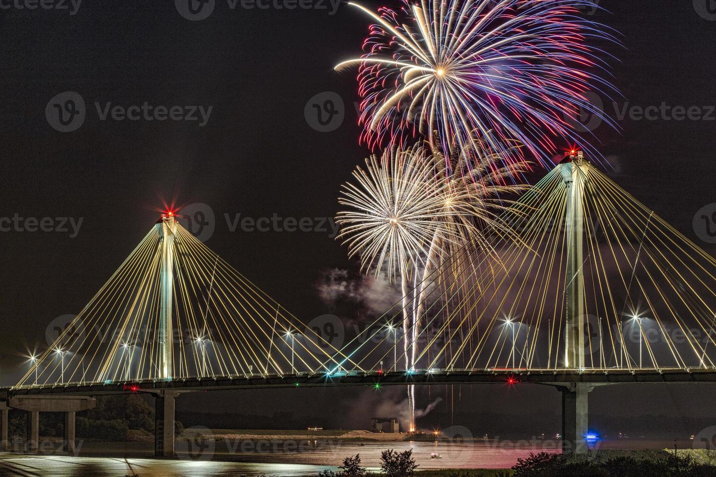 4 luglio fuochi d'artificio per la celebrazione dell'indipendenza degli Stati Uniti sulla sommità del ponte di Clark al confine tra Missouri e Illinois, Stati Uniti foto