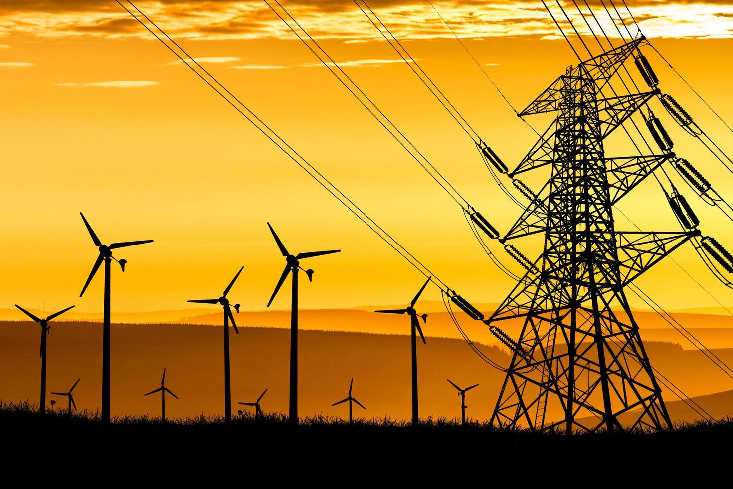 le turbine eoliche producono elettricità la sera. tramonto, silhouette, mulini a vento, energia pulita la sera. alternativa di concetto rinnovabile ed energia pulita ed eolica foto