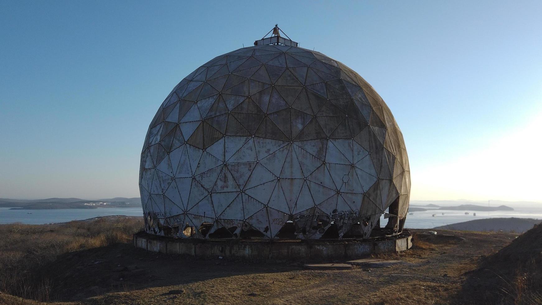 paesaggio con una cupola abbandonata sulla collina di vladivostok foto