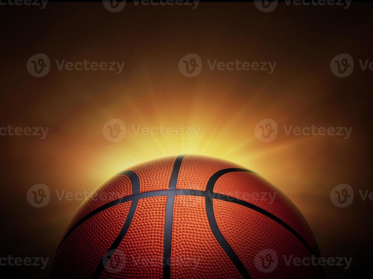 palla da basket. su sfondo nero con fumè, retroilluminazione giallo arancio rosso bianco foto