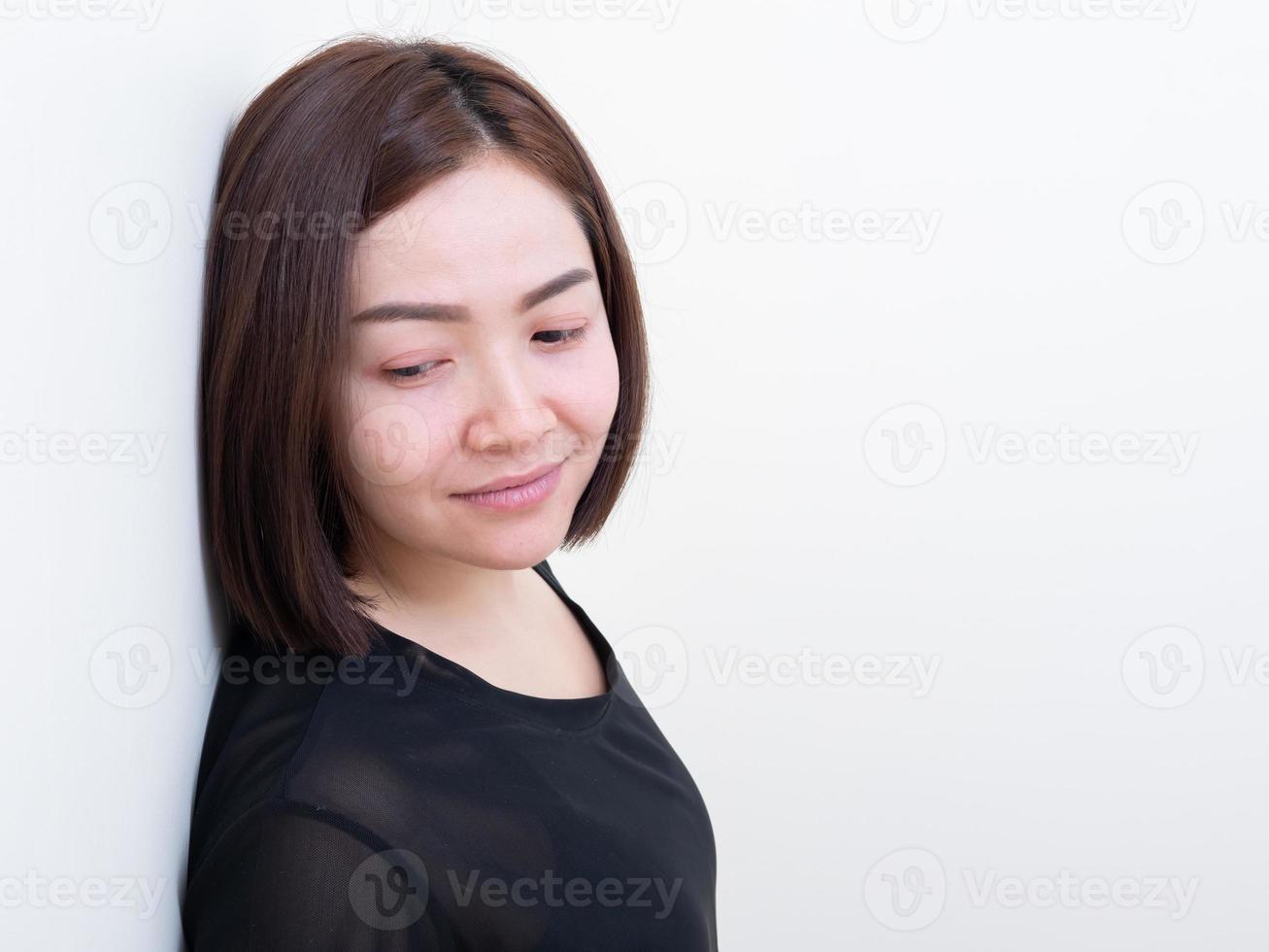 ritratto di bella giovane donna asiatica felicità in piedi foto