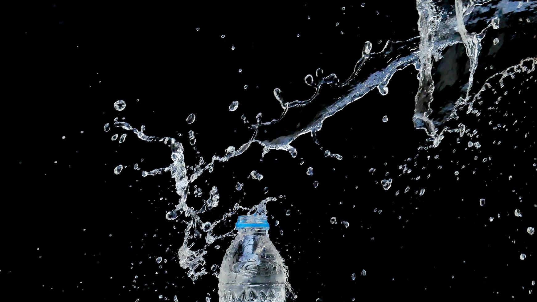 il getto d'acqua astratto si blocca su uno sfondo nero foto