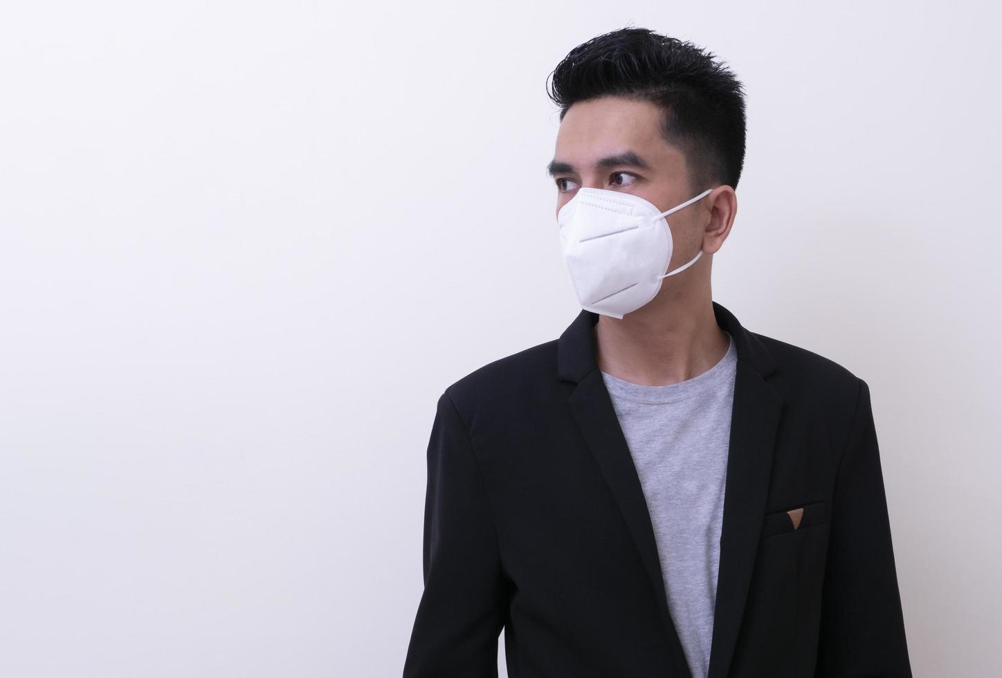 giovane asiatico e maschera medica per proteggere covid-19 foto