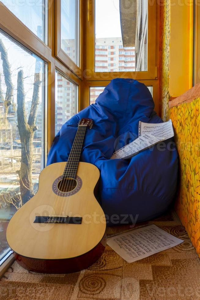 composizione con chitarra e spartiti sul balcone foto