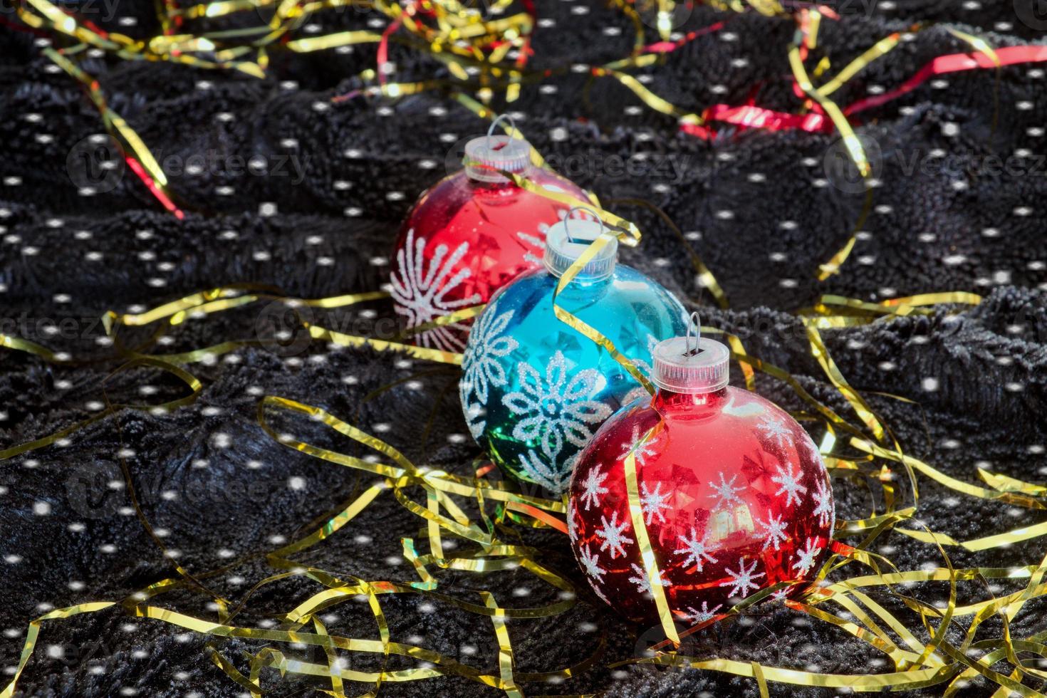decorazioni natalizie con fiocchi di neve su velluto nero foto