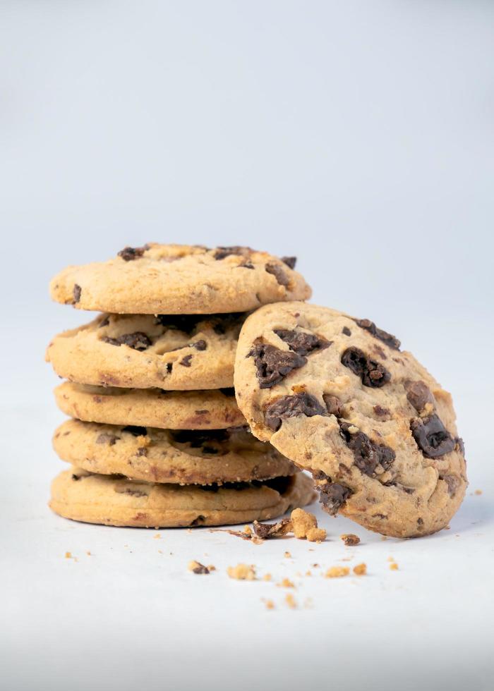 biscotti freschi di pane su sfondo bianco. foto