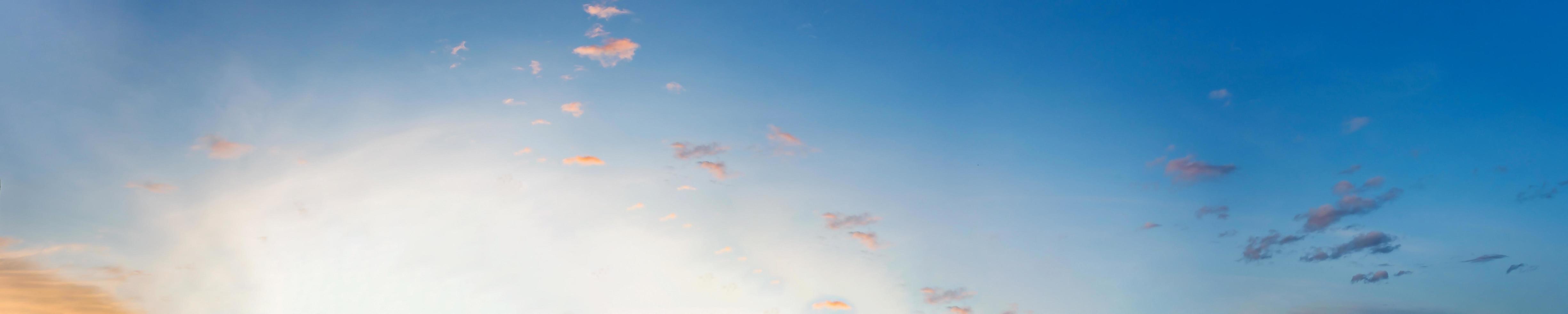 cielo panoramico drammatico con nuvola temporalesca in una giornata nuvolosa. foto