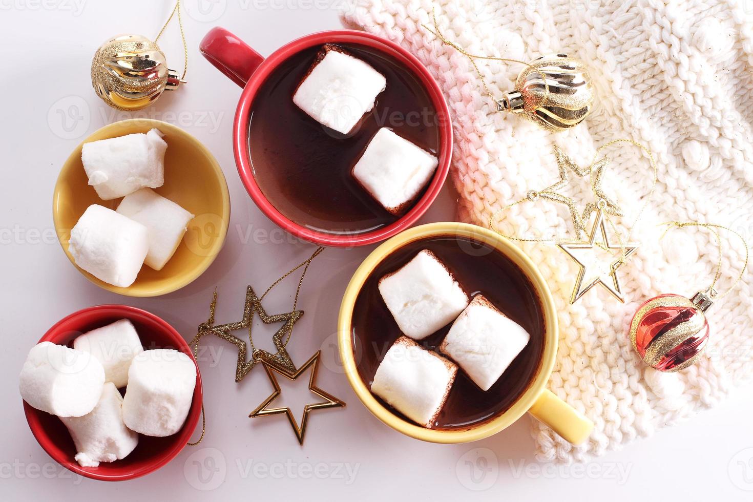 bevanda con cioccolata calda con decorazioni di celebrazione foto