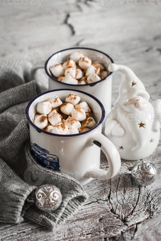 cioccolata calda con marshmallow in tazze di ceramica foto