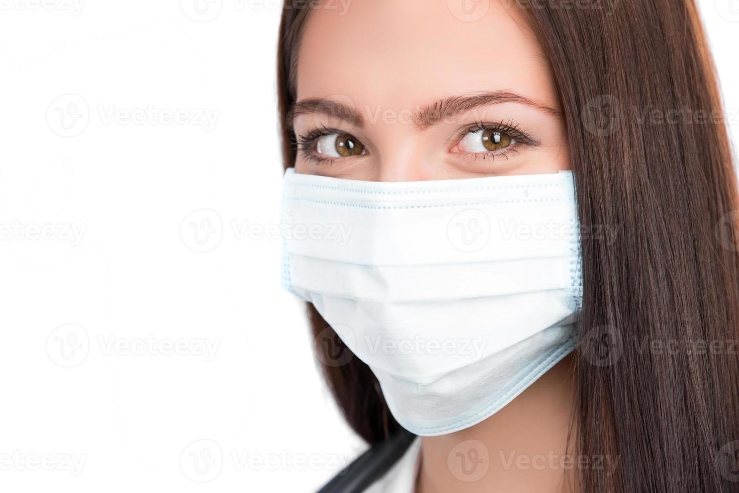 medico che indossa una maschera chirurgica foto