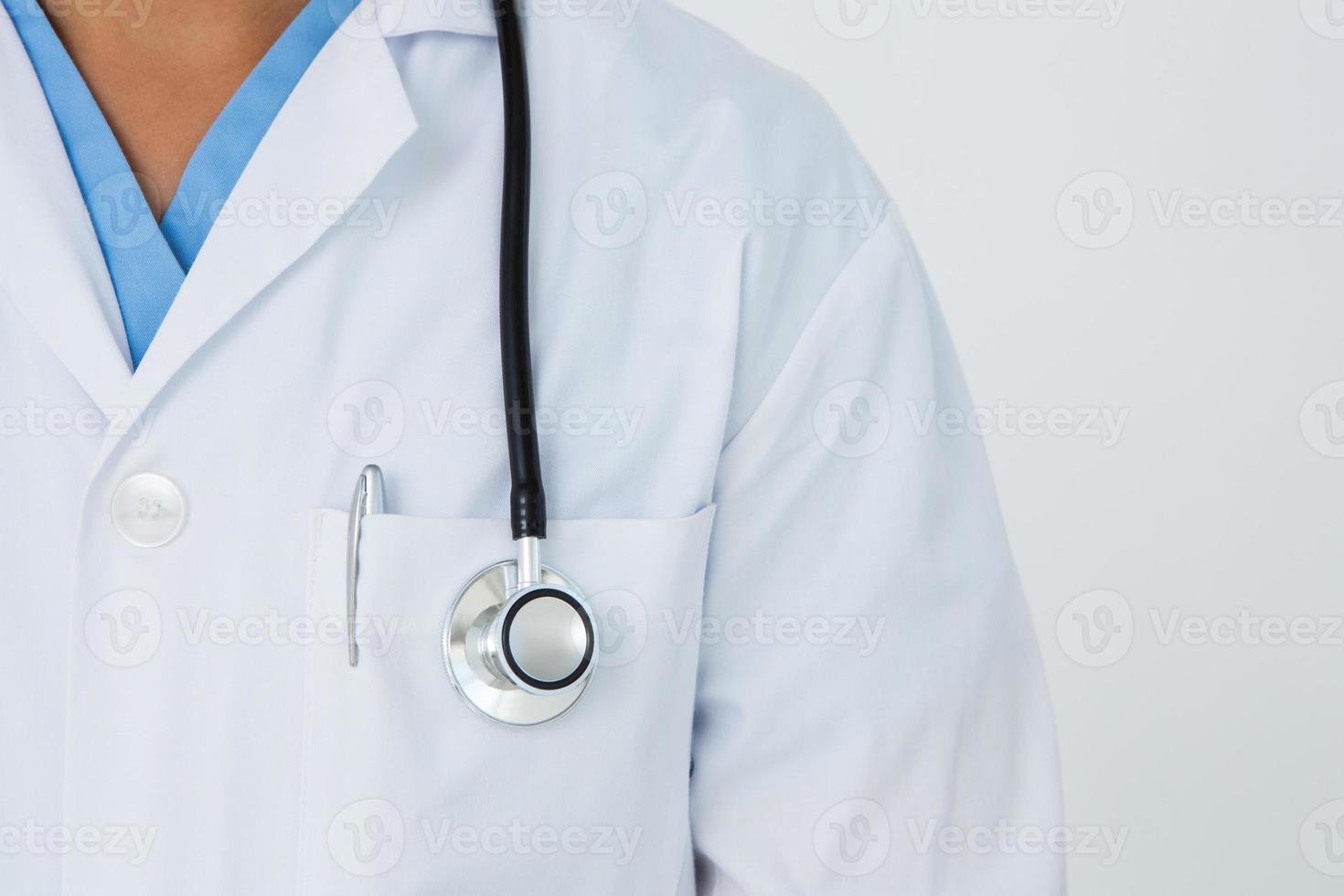 medico in piedi con lo stetoscopio foto