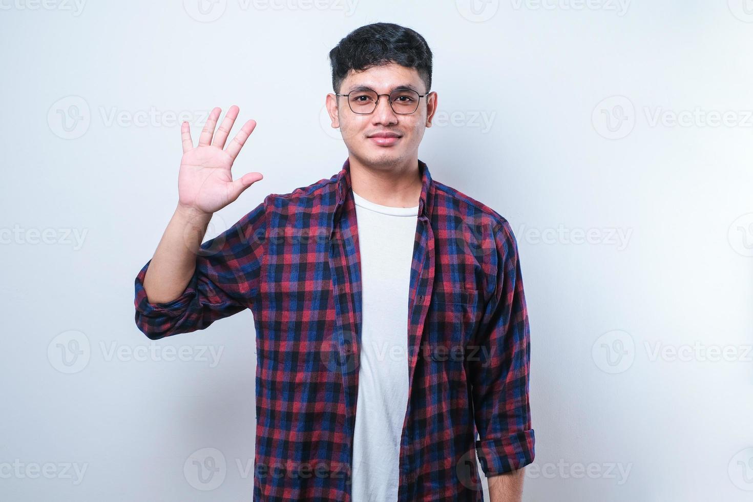 giovane uomo asiatico bello che indossa abiti casual mostrando e puntando verso l'alto con le dita numero cinque mentre sorride fiducioso e felice foto