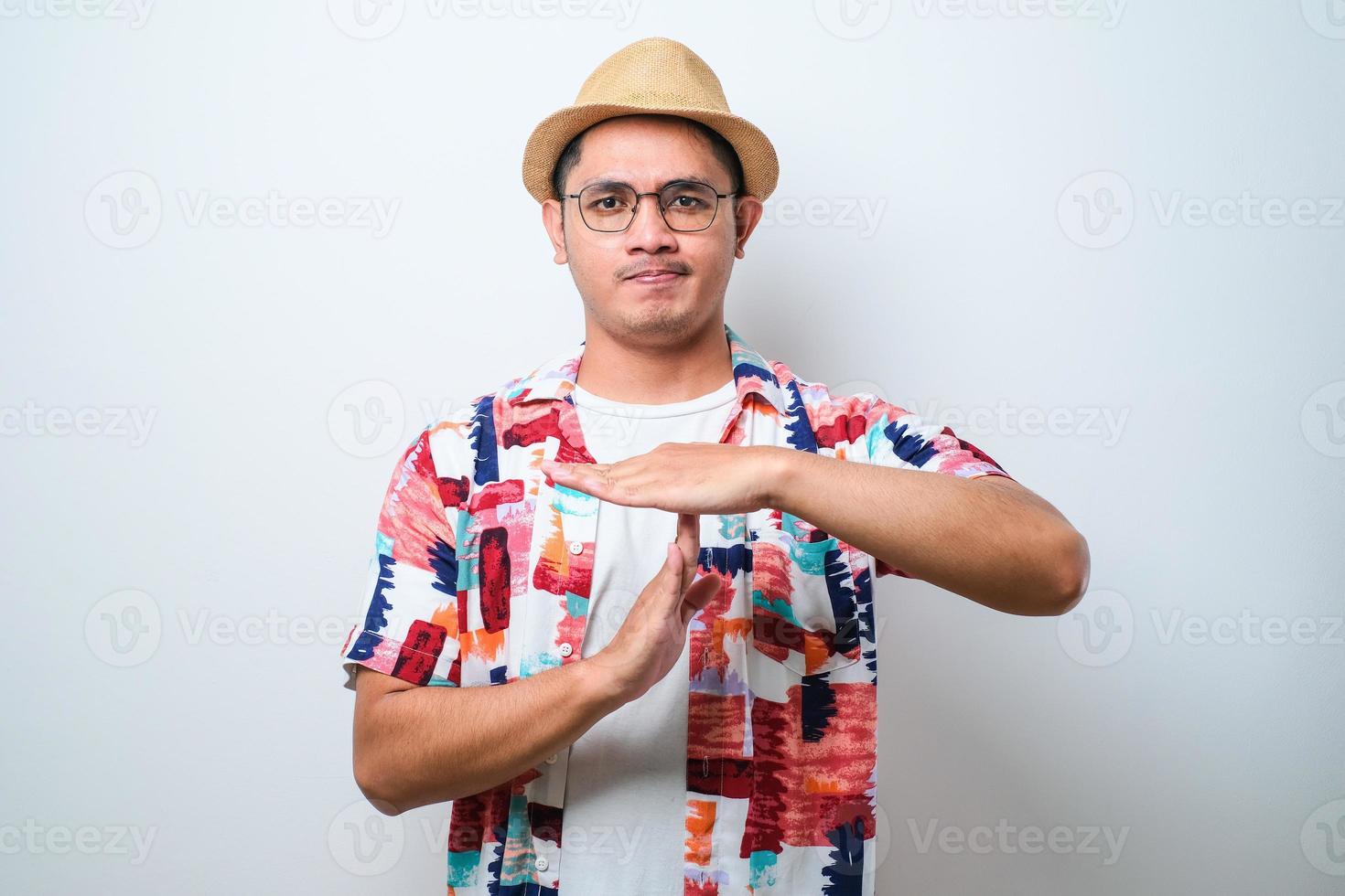 giovane uomo asiatico che fa un gesto di timeout con le mani, faccia frustrata e seria foto