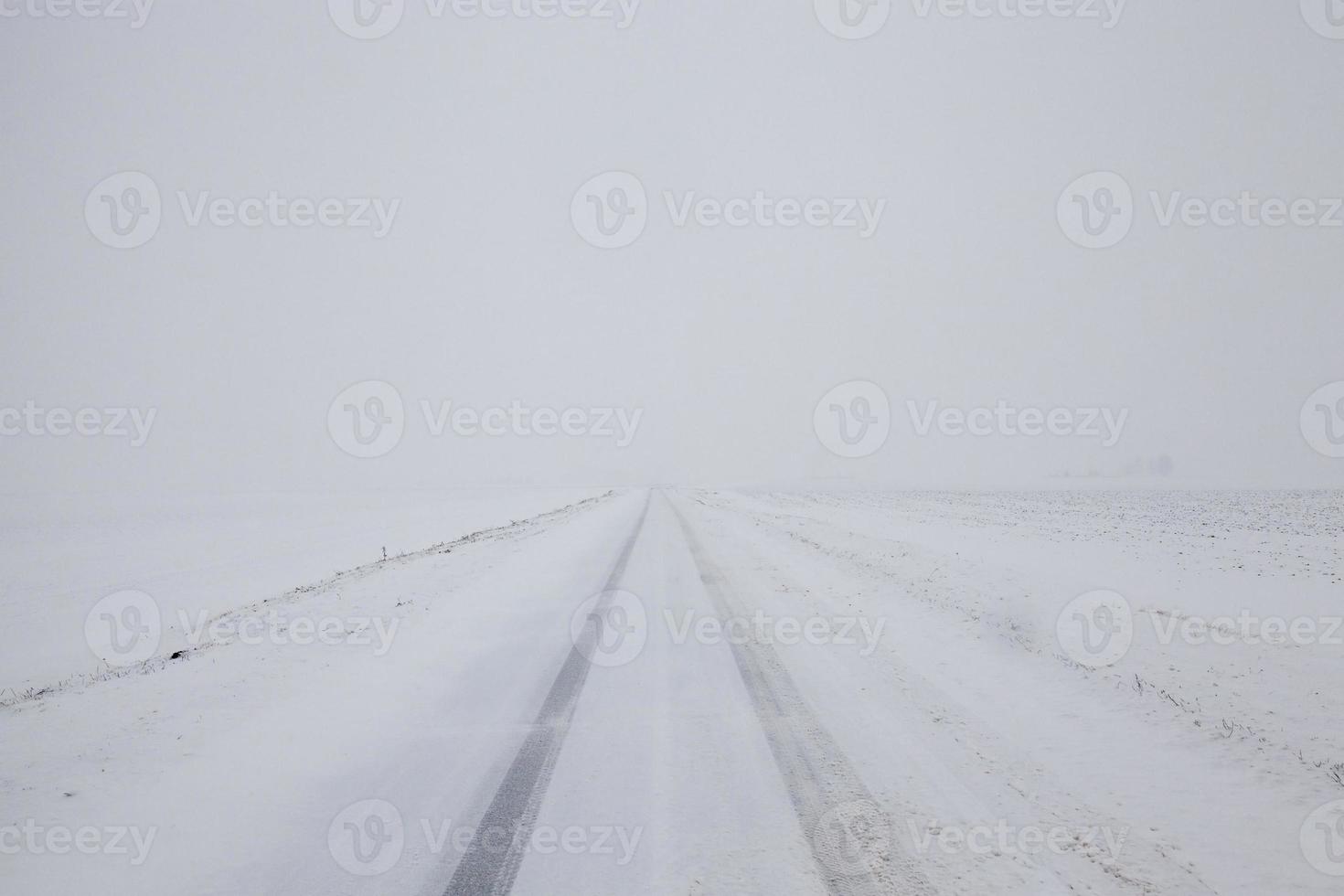 strada sotto la neve foto