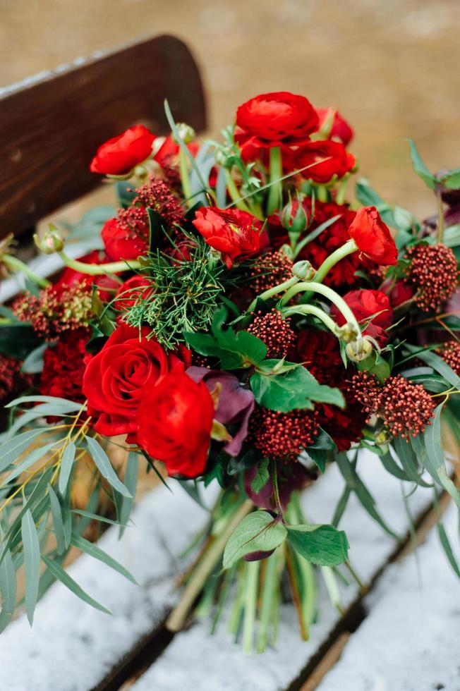 bouquet da sposa invernale di rose rosse foto