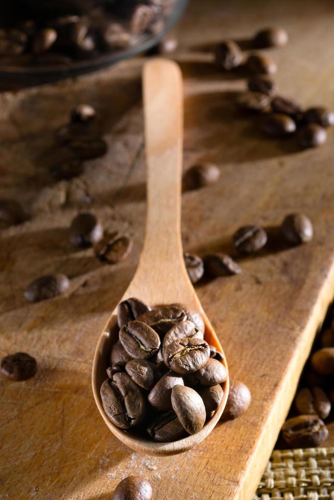 chicchi di caffè in un cucchiaio di legno foto