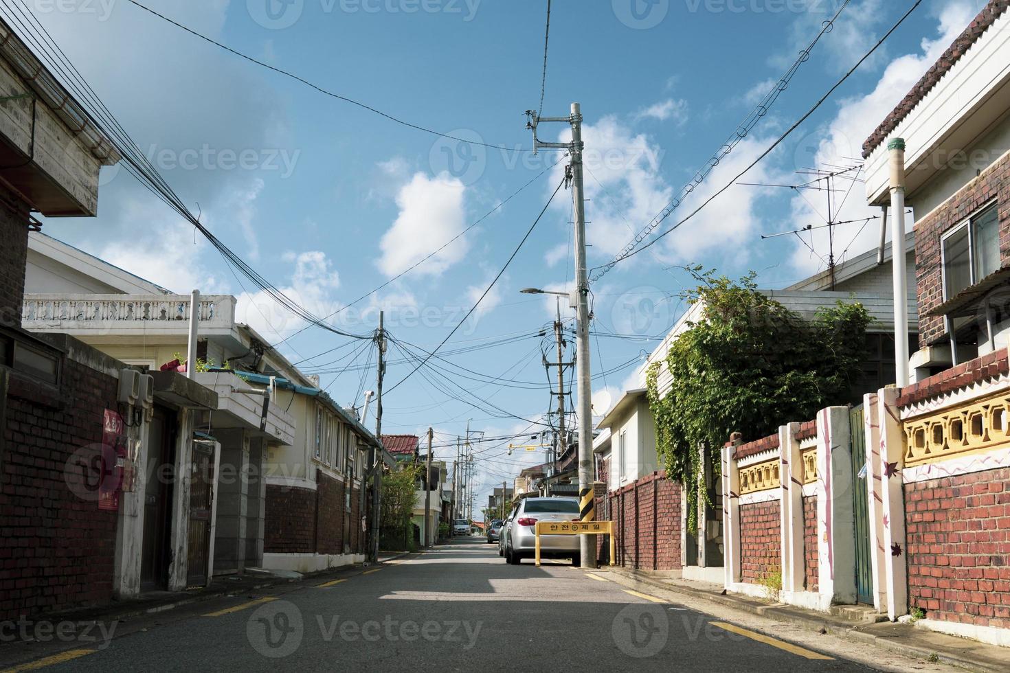 cieli sereni e paesaggi del villaggio circostante foto