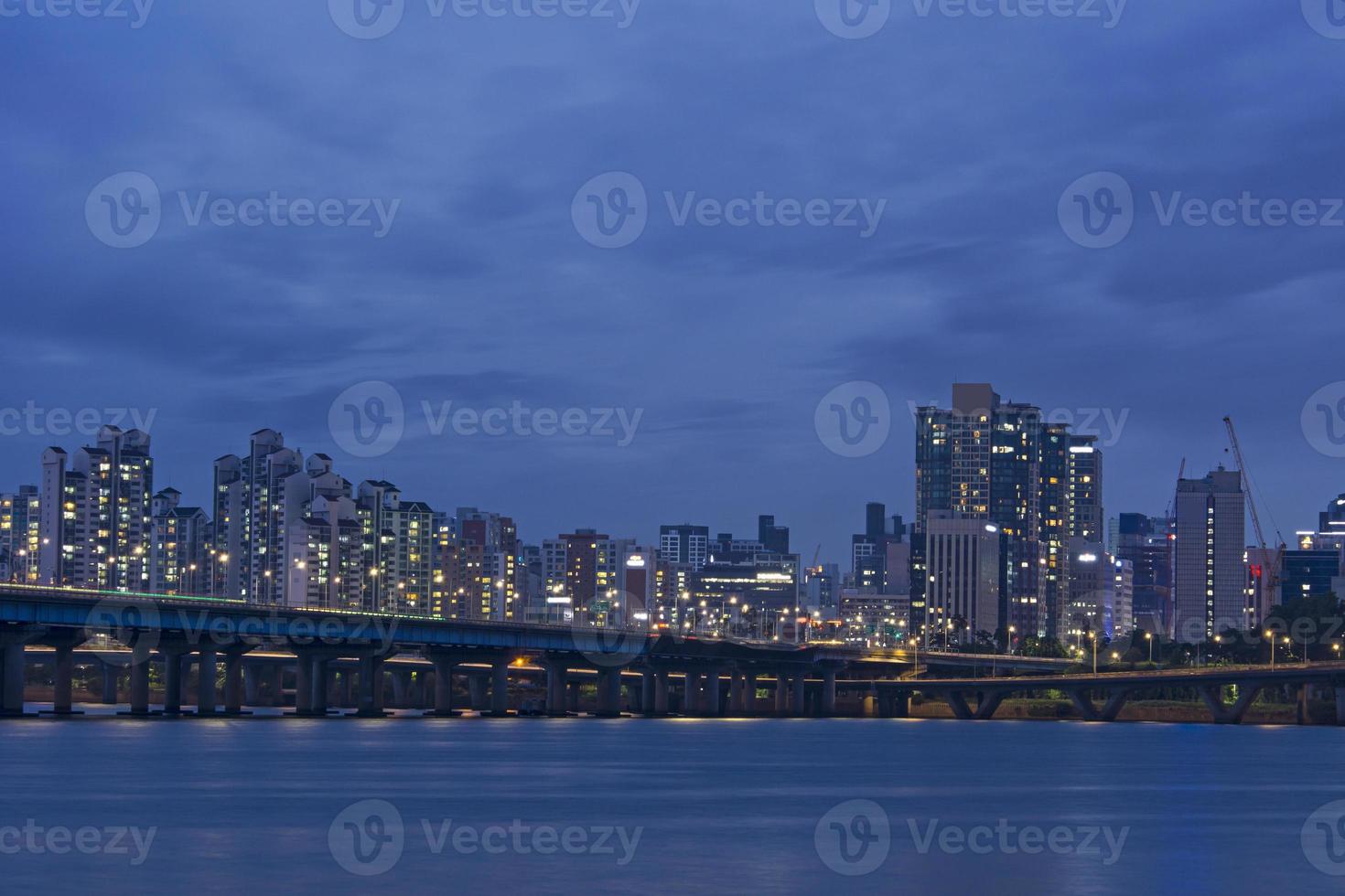 la vista notturna di seoul e del fiume han foto