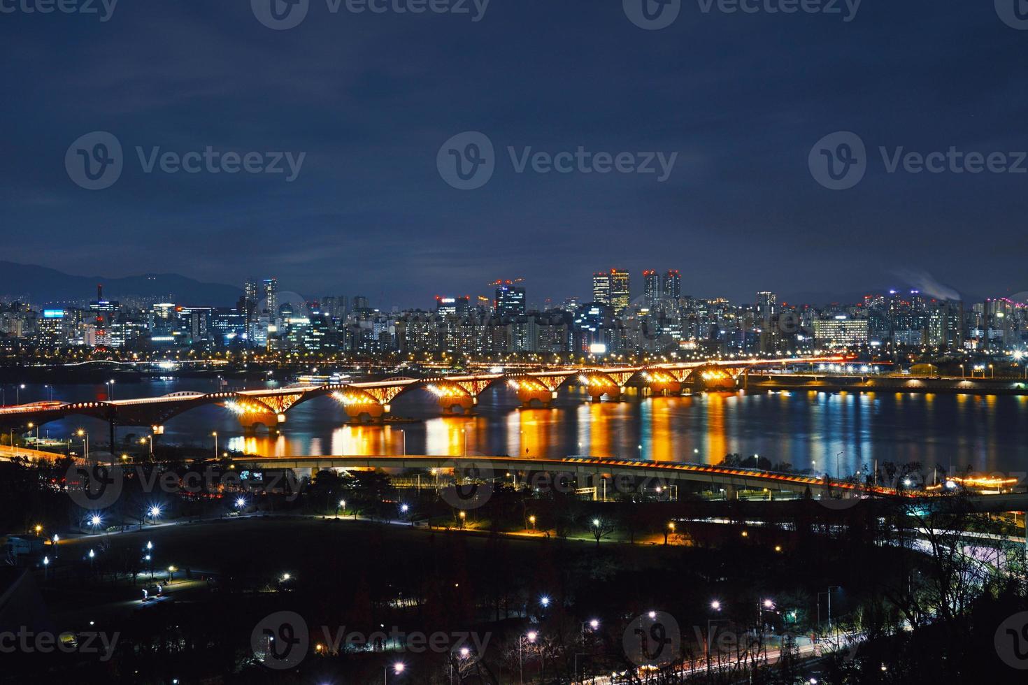 la vista notturna del ponte seongsan a seoul foto