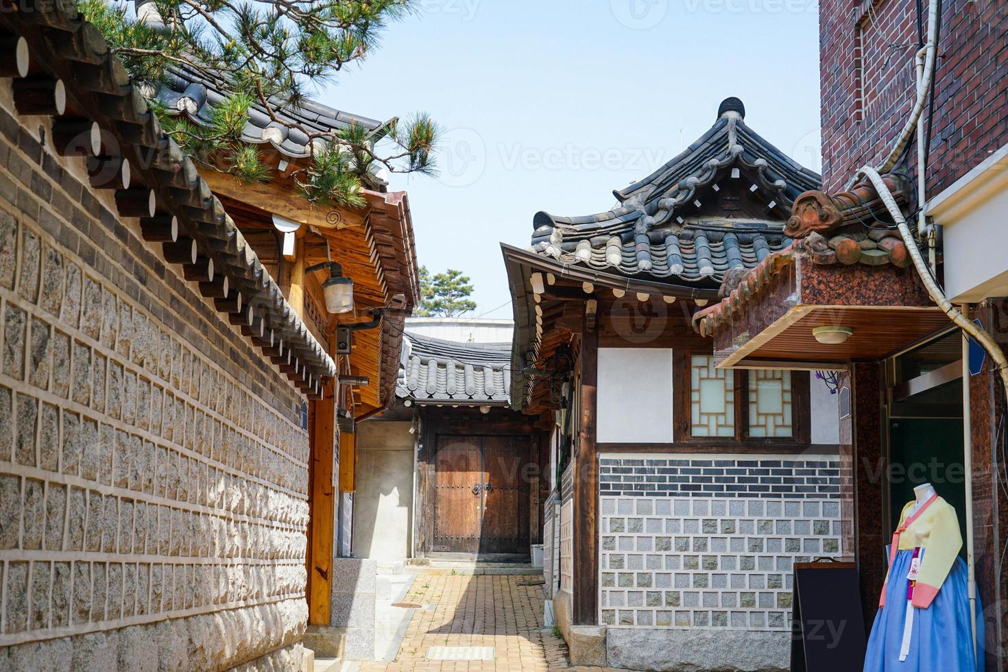 una casa tradizionale a seoul, in corea foto