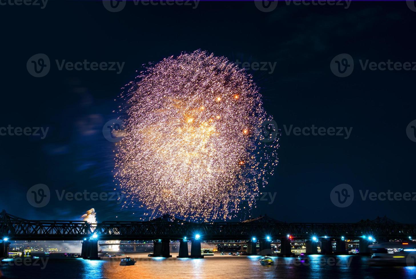 bellissimi fuochi d'artificio illuminavano il cielo foto