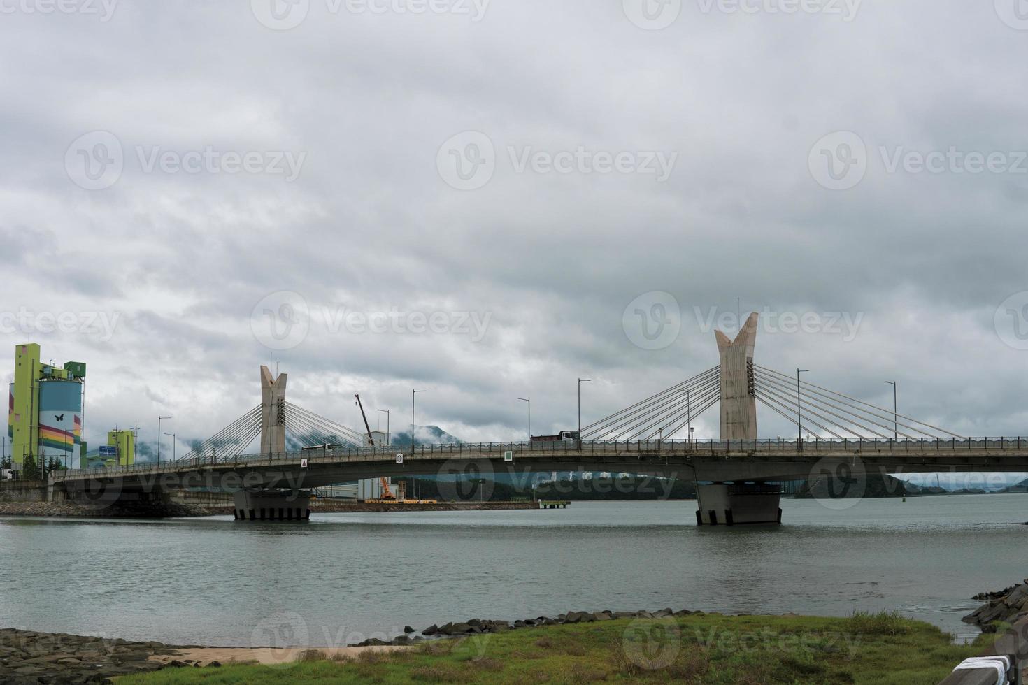 un ponte e tempo nuvoloso foto