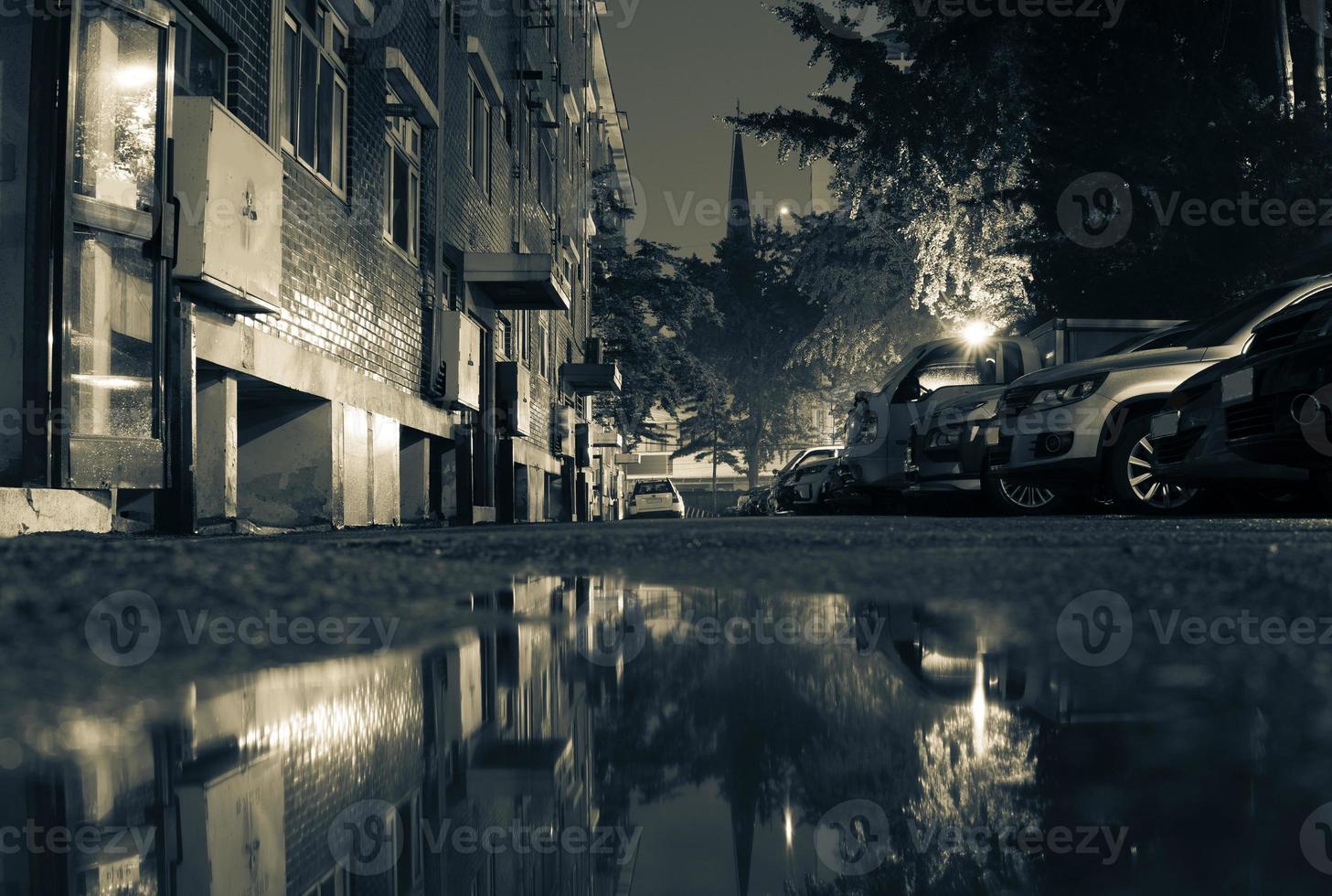 edifici in un'atmosfera oscura foto