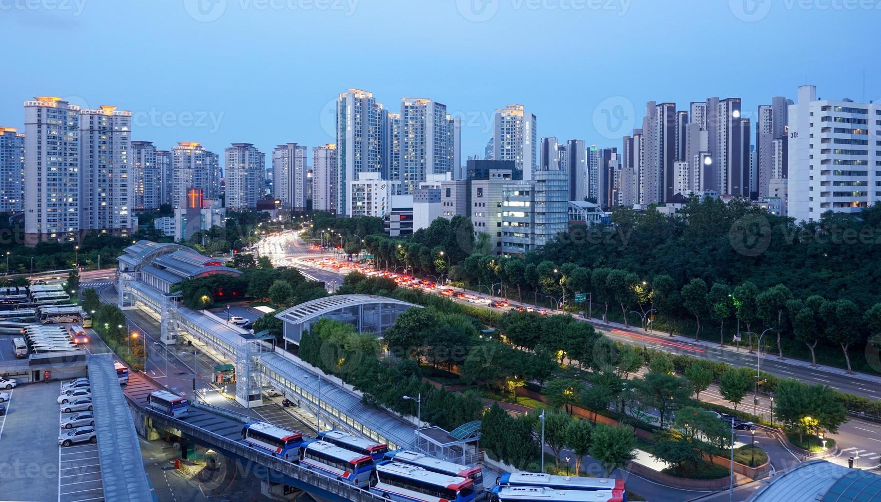 vista notturna della stazione del terminal seoul express foto