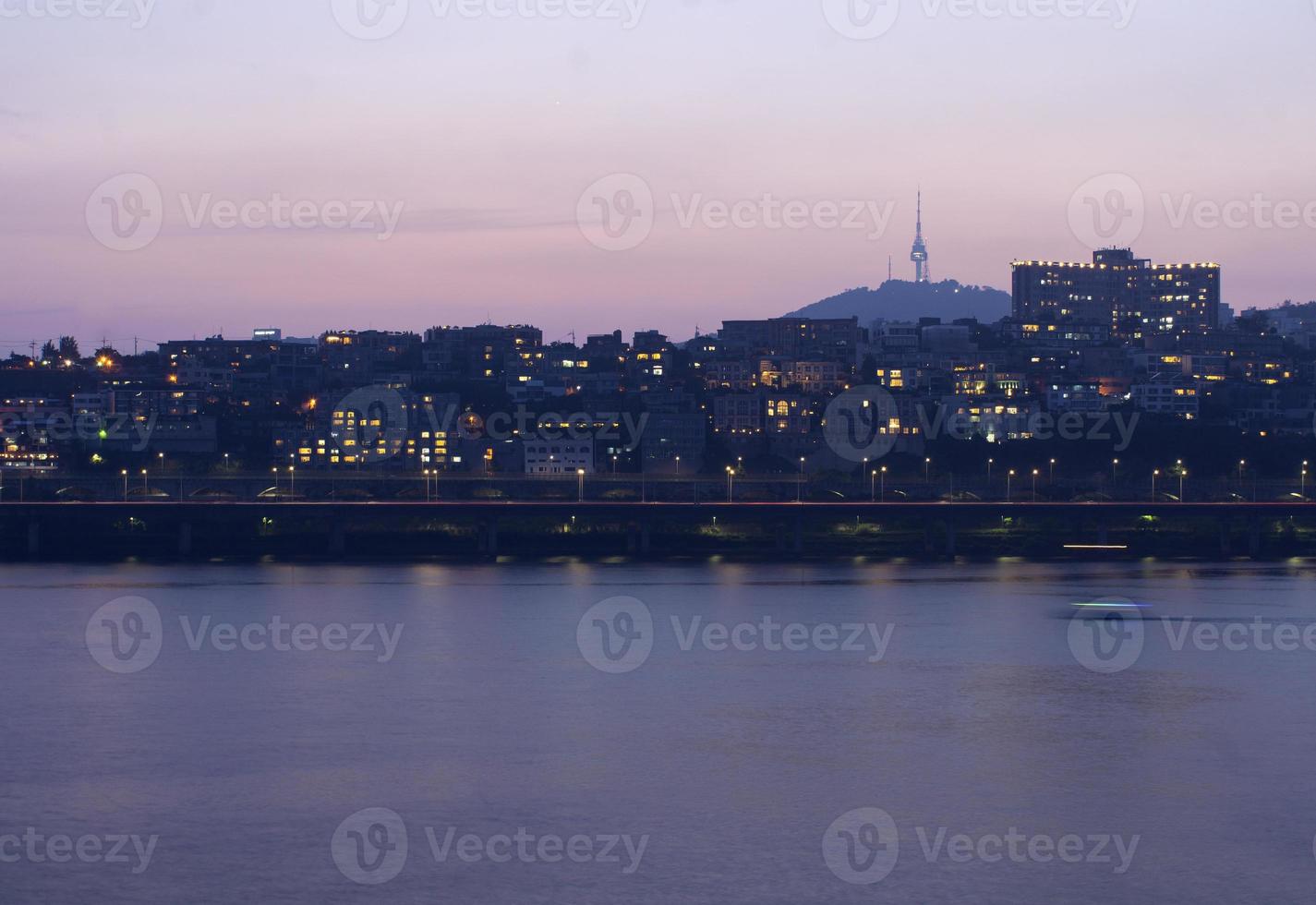 la vista notturna della torre di namsan è abbagliante. foto