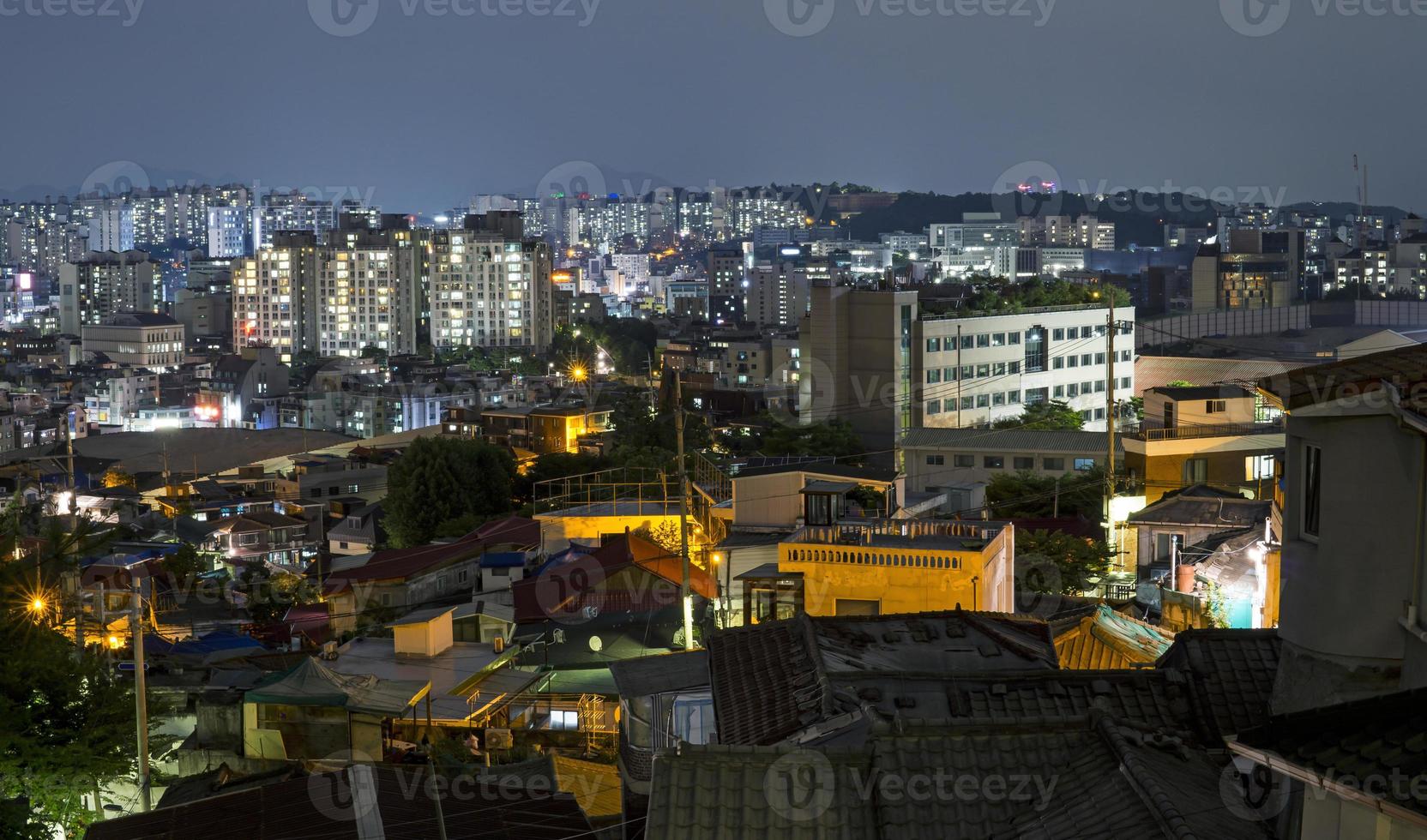 vista notturna di hyehwa-dong, seoul, corea foto