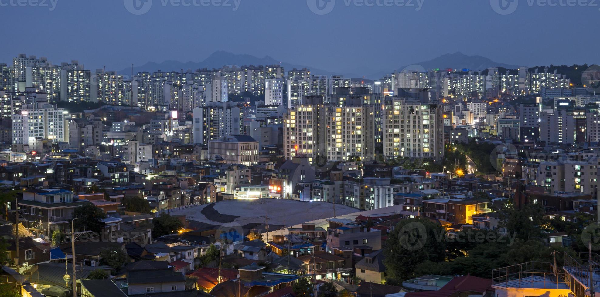 vista notturna di hyehwa-dong, seoul, corea foto