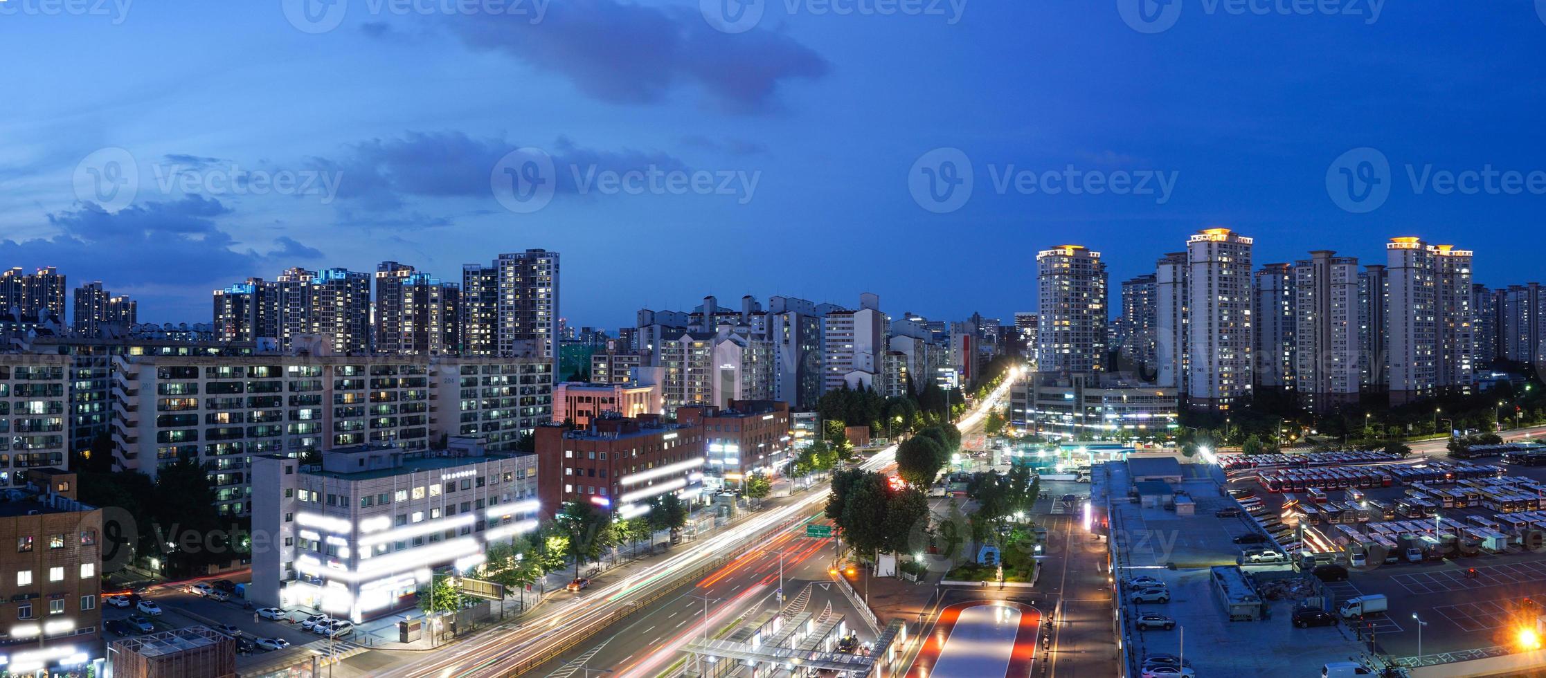 vista notturna della stazione del terminal seoul express foto