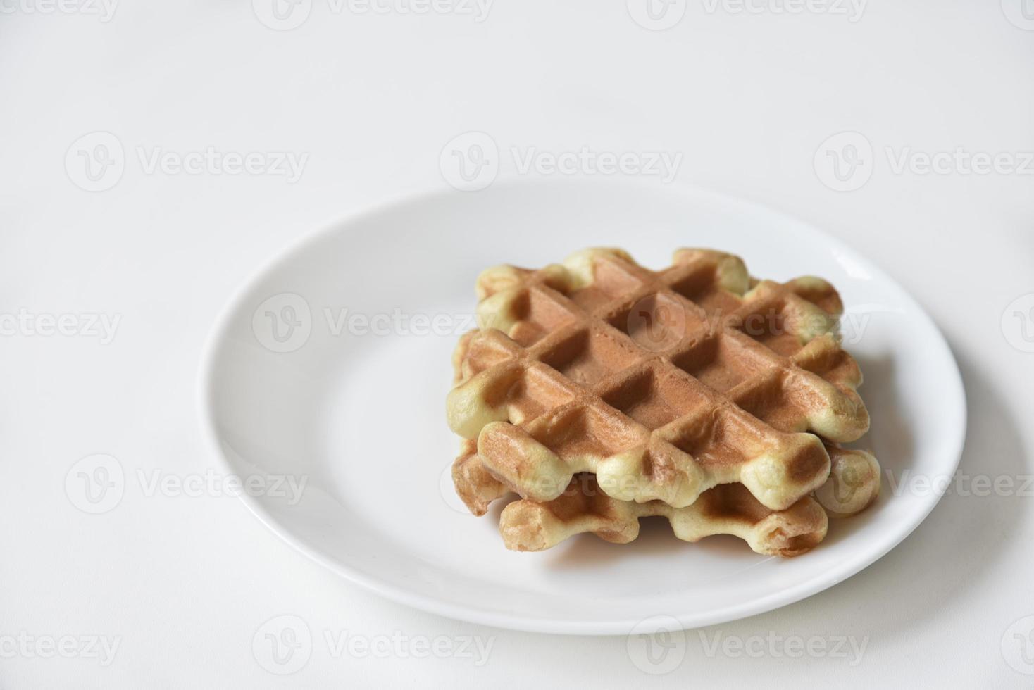 cialde viennesi su un piatto bianco. deliziose cialde per colazione. foto