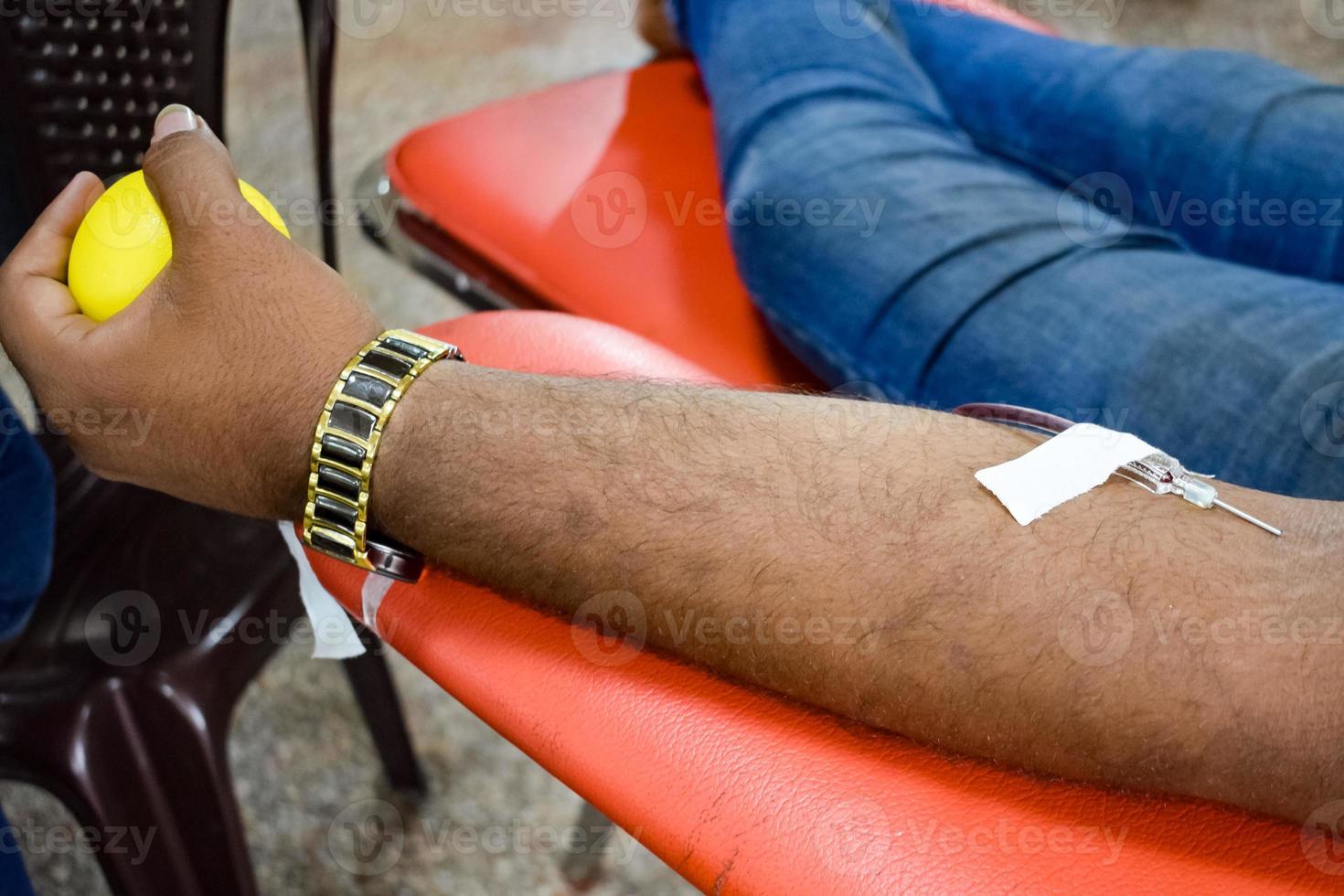 donatore di sangue al campo di donazione di sangue tenuto con una palla rimbalzante tenuta in mano al tempio di balaji, immagine per la giornata mondiale del donatore di sangue il 14 giugno di ogni anno, delhi, india, immagine per la giornata mondiale del donatore di sangue il 14 giugno foto