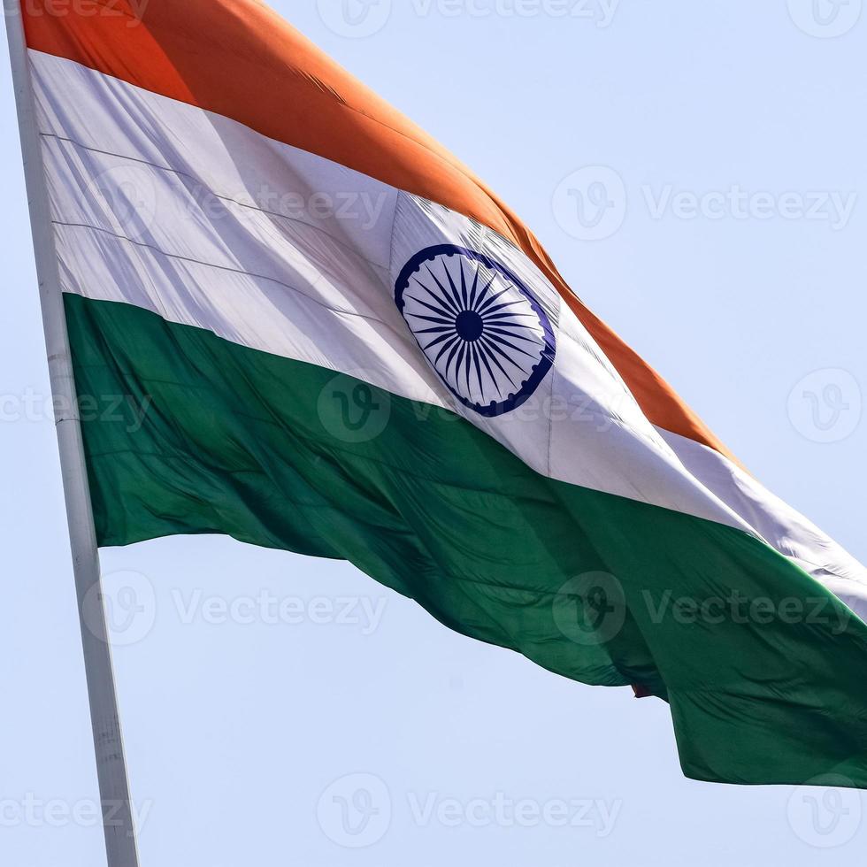 bandiera dell'india che sventola alta a connaught place con orgoglio nel cielo blu, bandiera dell'india, bandiera indiana il giorno dell'indipendenza e il giorno della repubblica dell'india, sventolando la bandiera indiana, sventolando la bandiera indiana foto